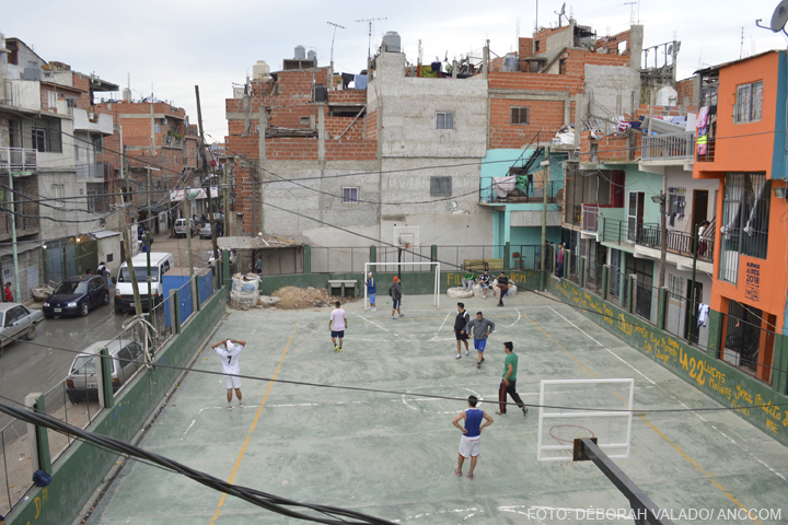 Quadra na favela.jpg
